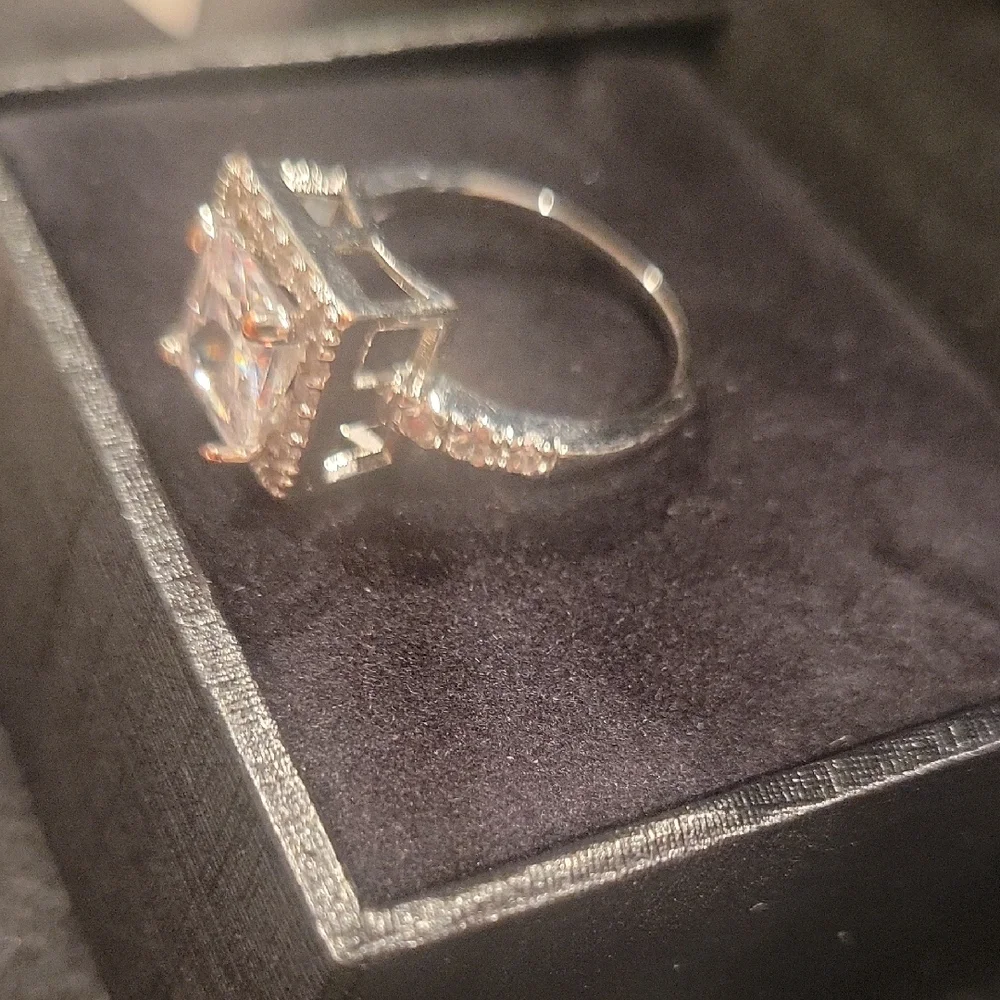 Elegant Silver Square-Cut Ring - Picture 2 of 5